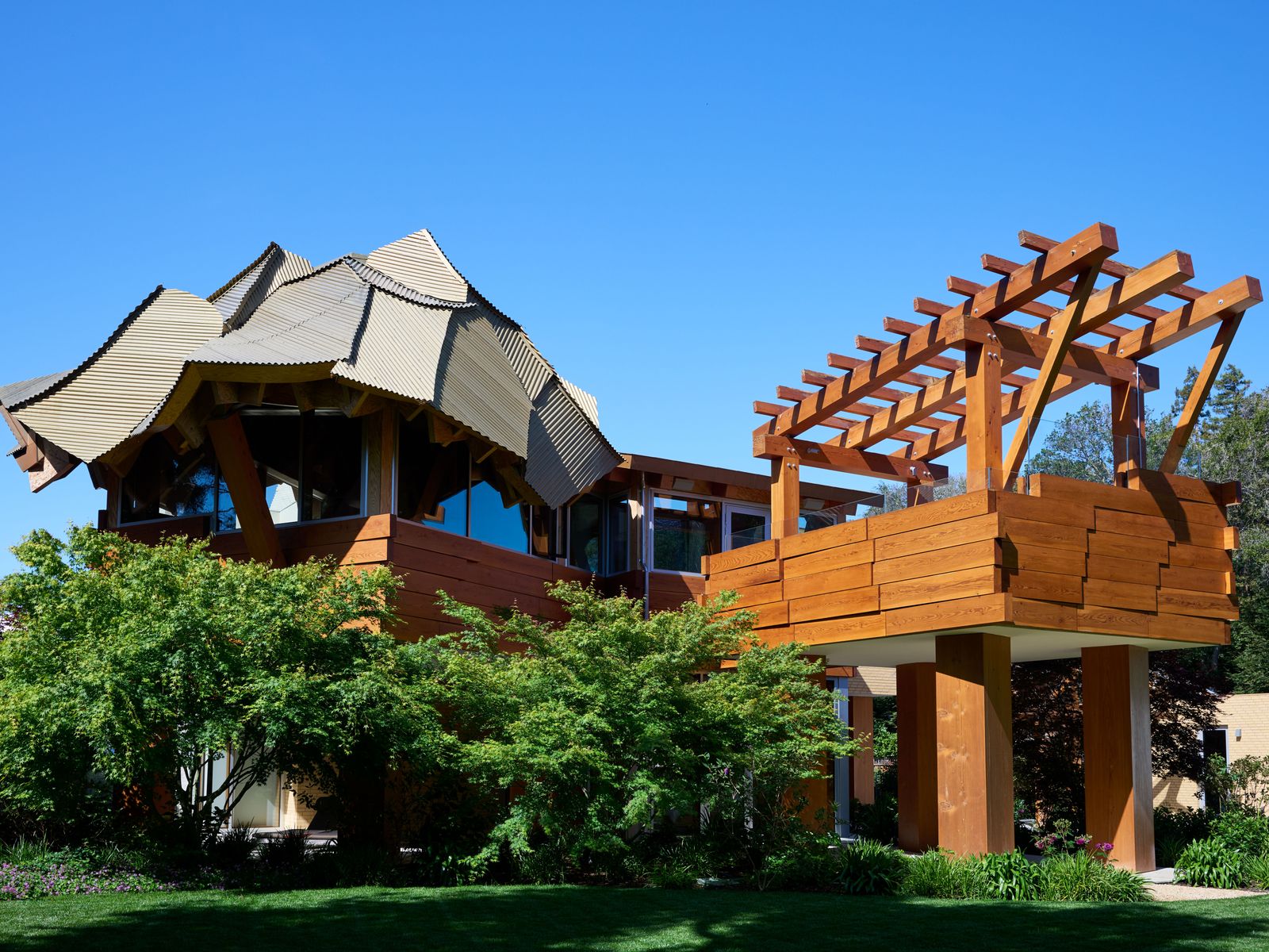 Architect Frank Gehry Conjures an Astonishing, Sculptural Home in Silicon Valley