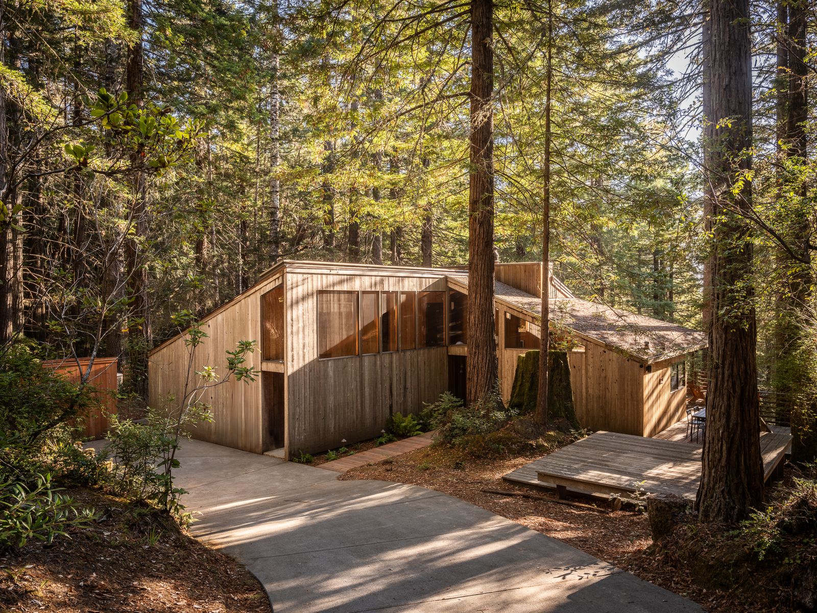 A Decade of Sea Ranch Pilgrimages Led to This Unorthodox, Color-Forward Retreat