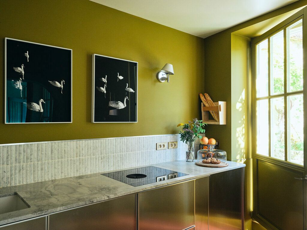 Grüne Küche mit Arbeitsplatte aus Marmor