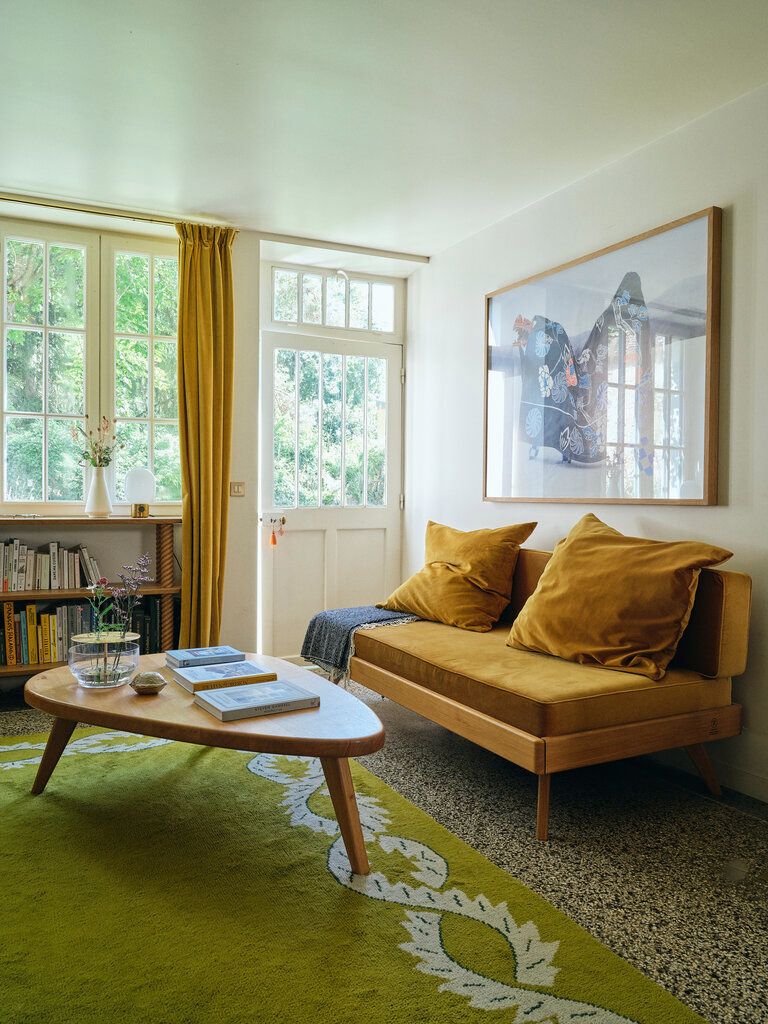 Wohnzimmer mit Sofa aus Samt Coffeetable grüner Teppich