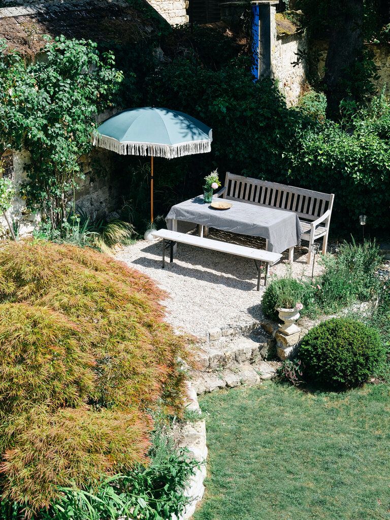 Garten mit Sitzbank und Sonnenschirm