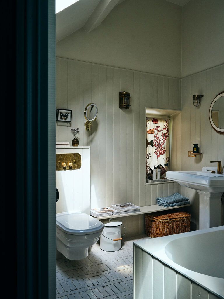 Badezimmer in weiß mit Holzbalken