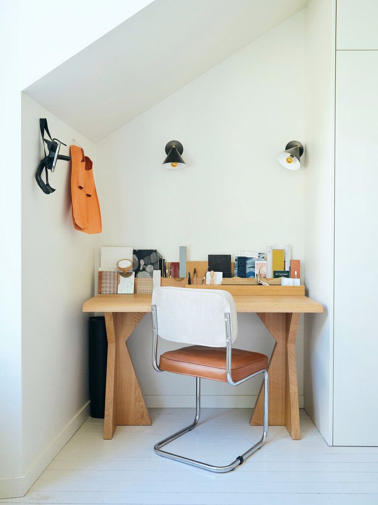 Nische mit Schreibtisch und Stuhl