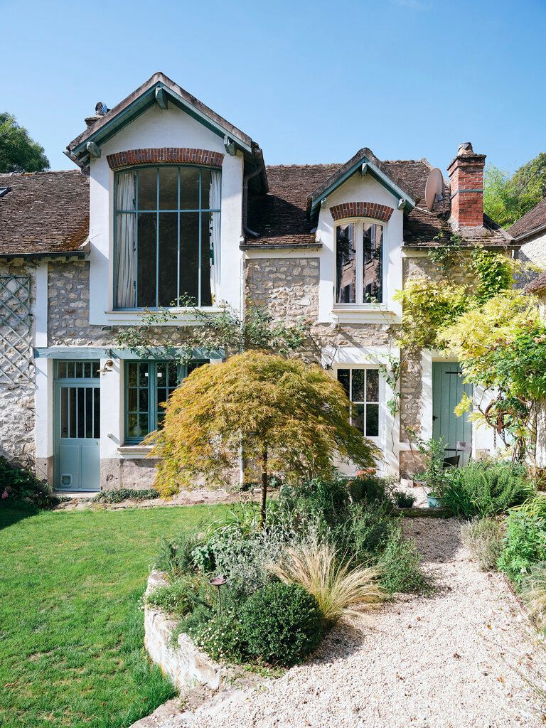 Hausfront im Sonnenlicht