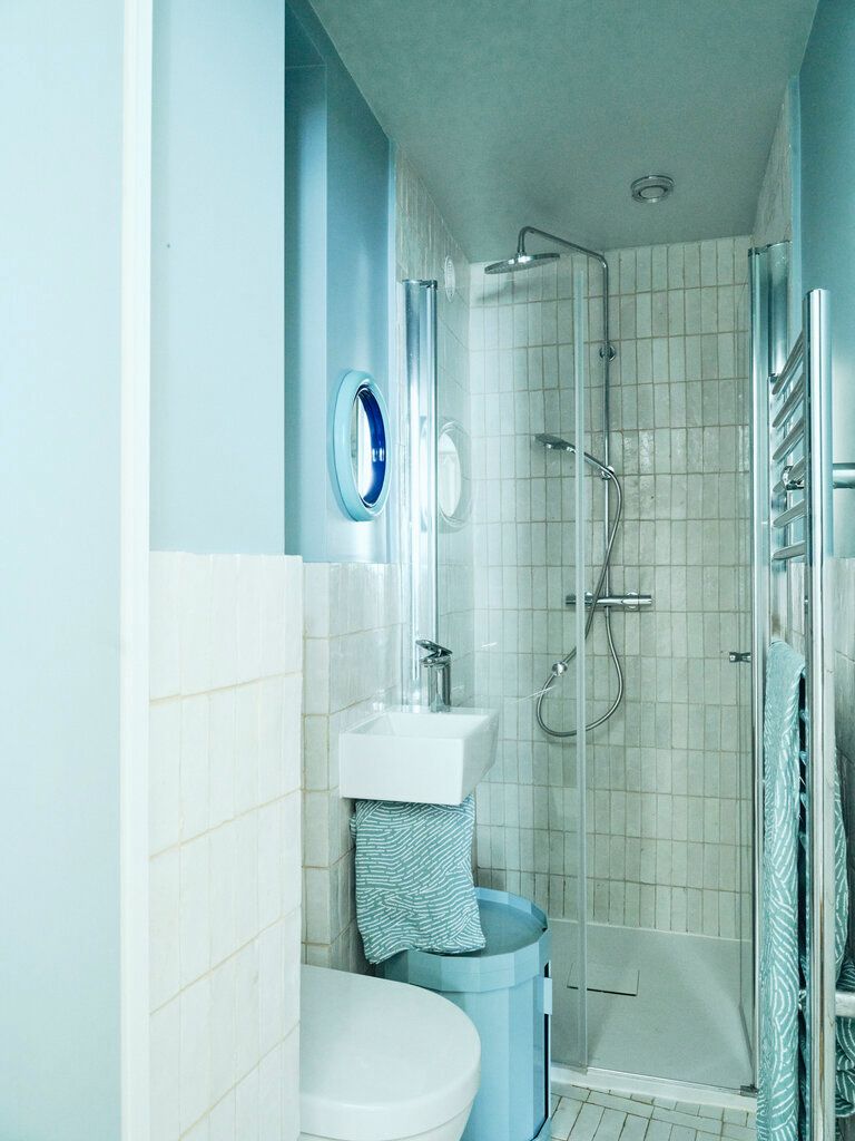 Hellblaues Badezimmer