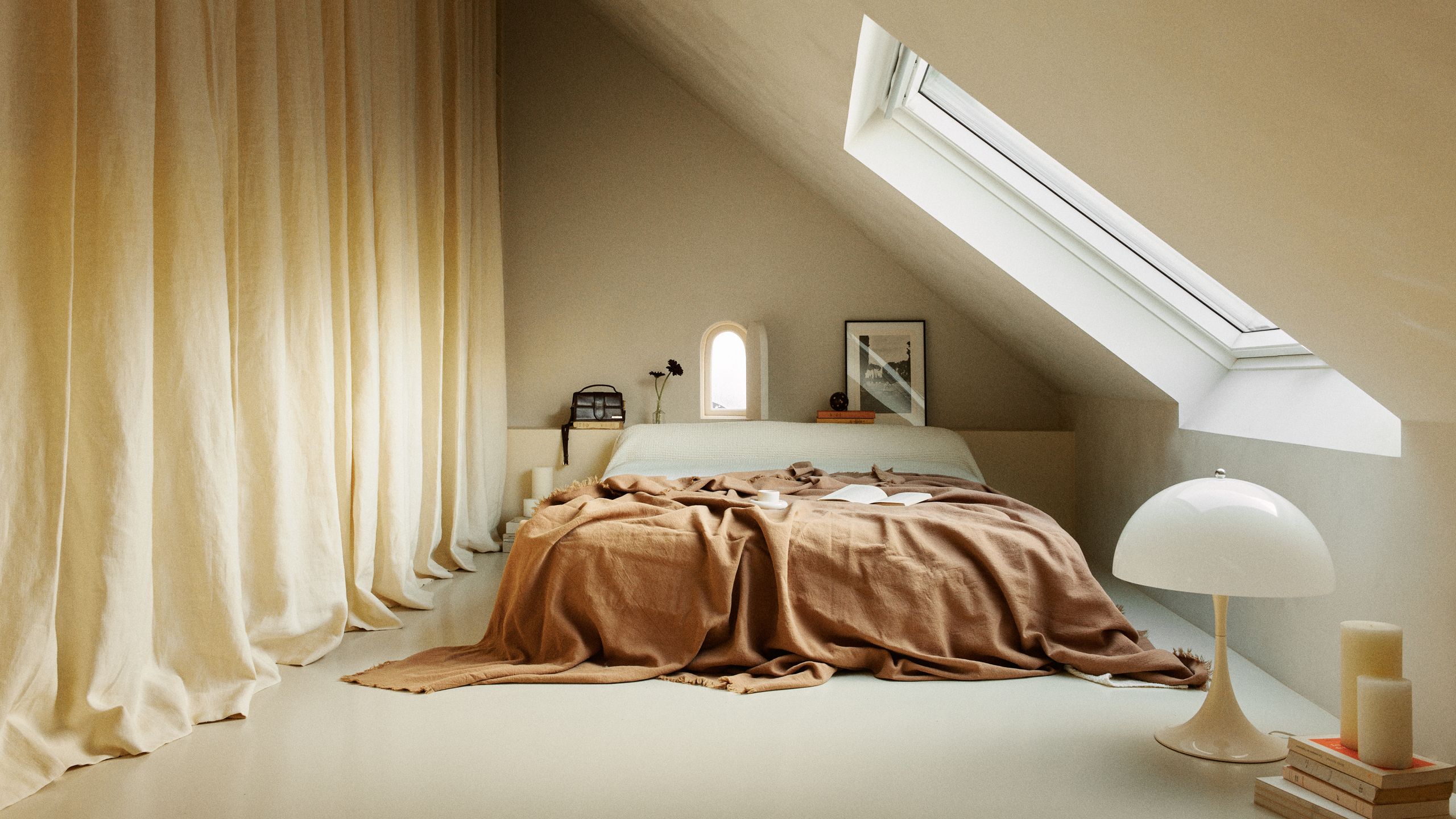 chambre dans les tons crèmes sous les toits dans un 30m2 parisien