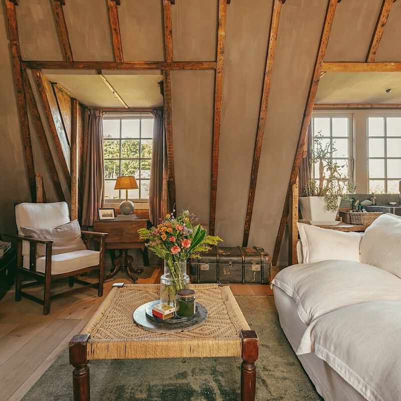 9 Edinburgh Airbnbs That Capture the City’s Old-Meets-New Charm