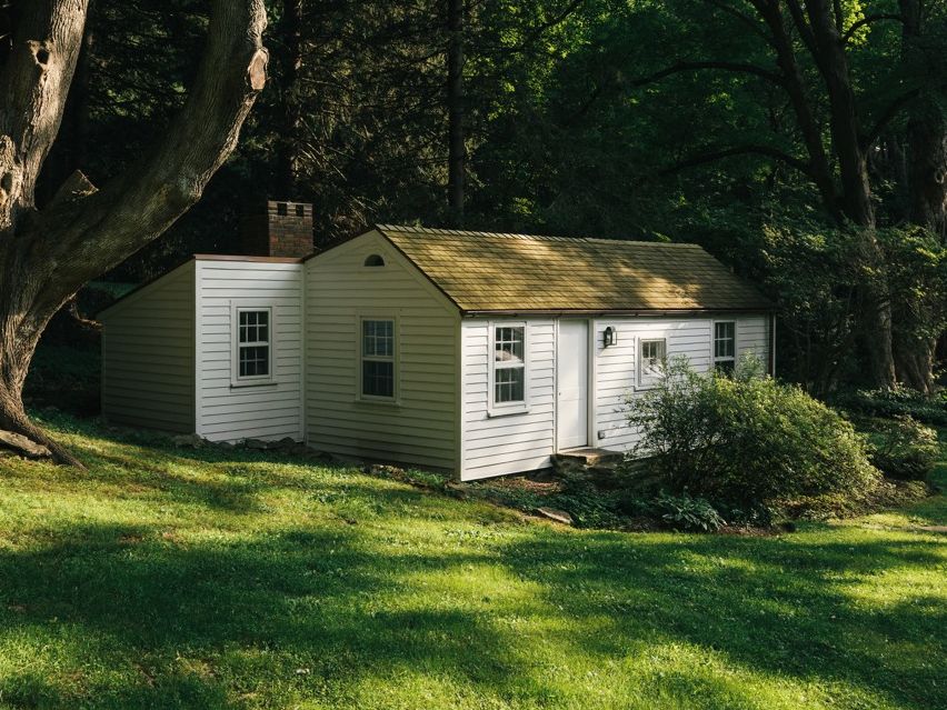 This 400-Square-Foot 1900s New York Cottage (Once a Dress Shop!) Only Looks Frozen in Time